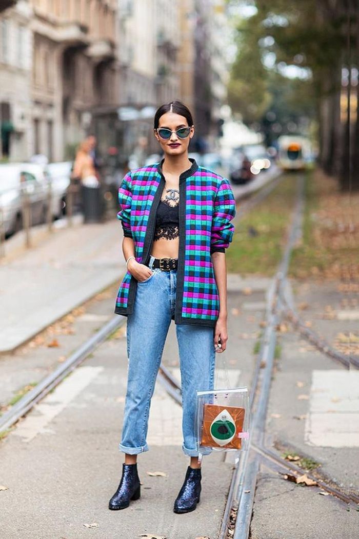  Tín đồ thời trang này mix quần jeans cạp cao cùng bra top và áo khoác caro sắc màu. Với set đồ này, bạn nên chọn bốt hoặc sneakers để hoàn thiện phong cách. 
