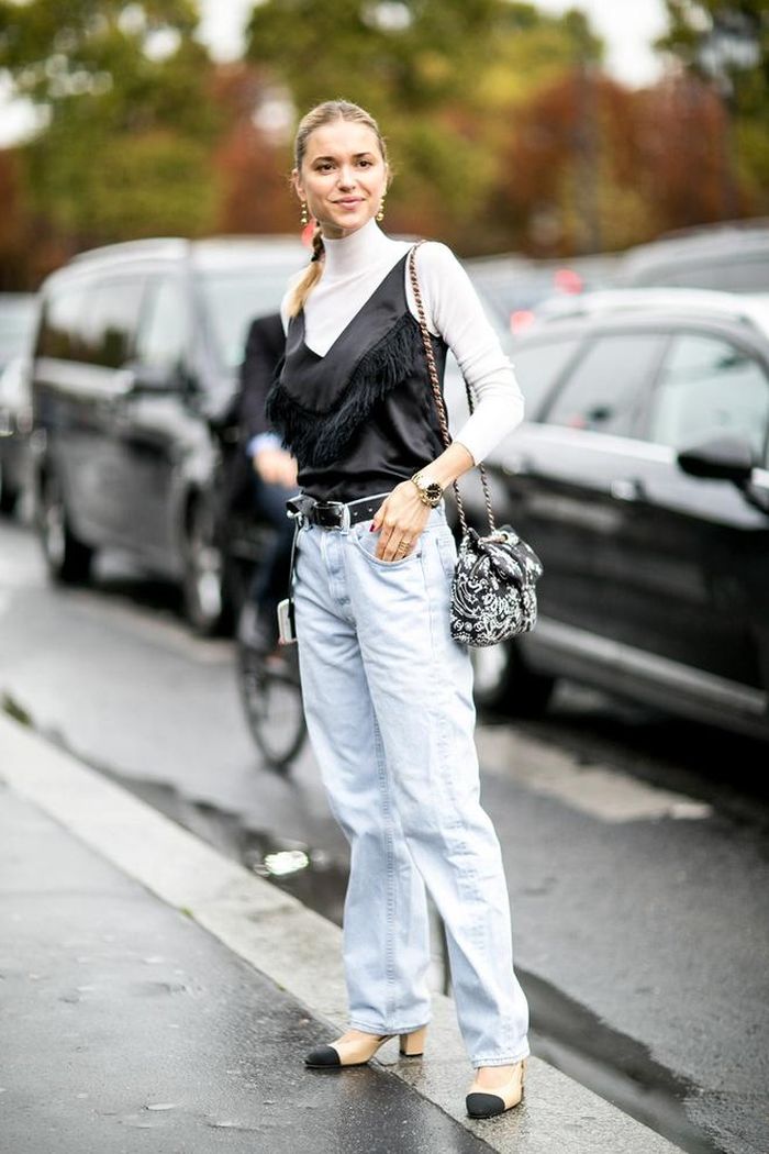 Cách layer lạ mắt khi diện áo hai dây tua rua bên ngoài áo len cao cổ cùng jeans boyfriend cá tính. 