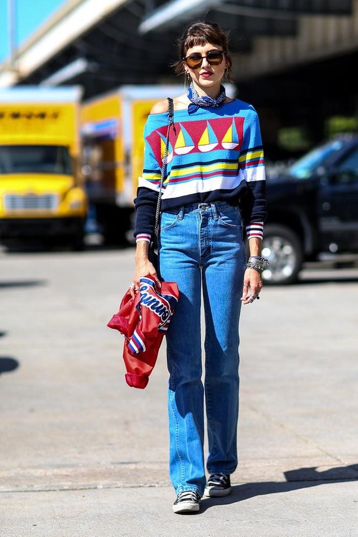  Nếu bạn yêu thích phong cách vintage, có thể thử phối quần jeans cạp cao cùng sweater kéo lệch vai. Điểm nhấn của trang phục nằm ở phần khăn thắt duyên dáng cổ điển. 