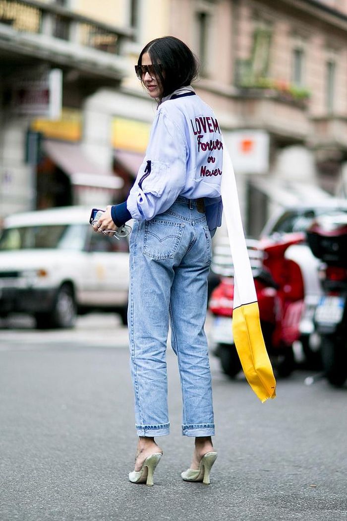  Quần jeans cạp cao trở nên chất hơn khi mix cùng áo khoác bomber in tuyên ngôn cá tính. 