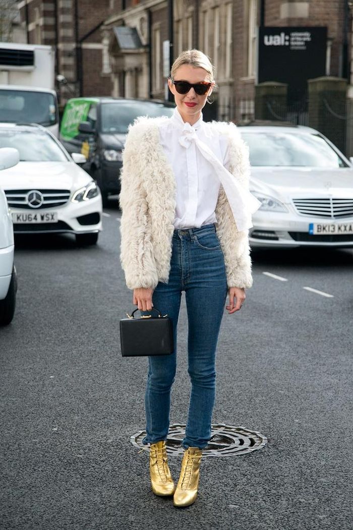  Một tổng hòa hoàn hảo từ các item trendy nhất: sơ mi trắng, áo khoác lông, bốt ánh kim và túi xách mini. 