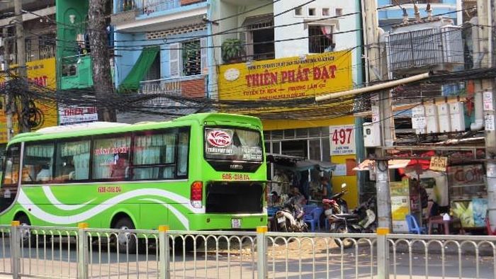 Chiếc xe khách đậu trả khách, xuống hàng bất chấp lệnh cấm.