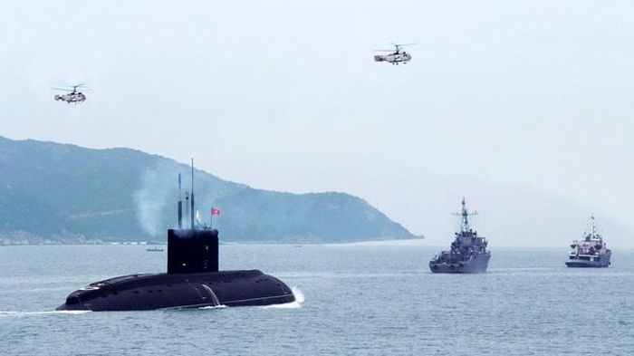 Tàu ngầm Kilo và trực thăng săn ngầm của hải quân Việt Nam trên vịnh Cam Ranh
