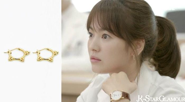 Nhân vật của Song Hye Kyo có bộ sưu tập bông tai khá đa dạng. Ở cảnh quay này, người đẹp sử dụng một thiết kế của Aino, có giá tới 73.000 won (1,35 triệu đồng).