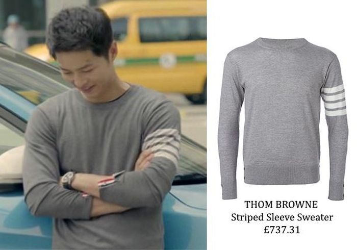 Chiếc áo phông 4 vạch của Thom Browne là trang phục được sao Hoa - Hàn đặc biệt yêu thích. Và chàng đại úy của Song Joong Ki cũng không phải ngoại lệ. Chiếc áo này được bán với giá 737,31 bảng Anh (khoảng 23,2 triệu đồng).