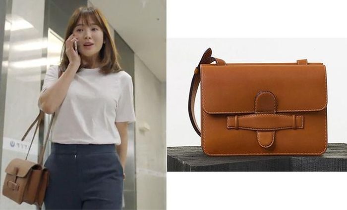 Chiếc túi đối xứng hiệu Celine có giá 1.950 USD (43,4 triệu đồng) được Song Hye Kyo sử dụng trong rất nhiều cảnh quay của Hậu duệ mặt trời.