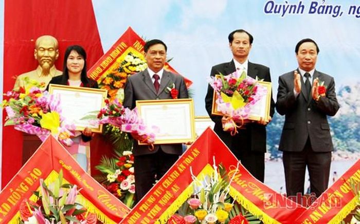 Trao bằng khen của Chủ tịch UBND tỉnh cho các tập thể, cá nhân đã có thành tích xuất sắc trong phong trào xây dựng NTM.