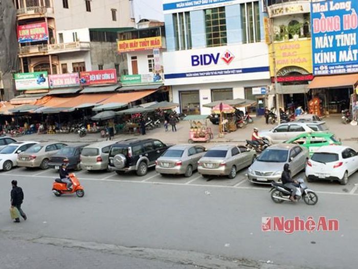 Ô tô được dừng đỗ theo vạch phía trước chợ Vinh. Ảnh chụp ngày 14/3/2016.