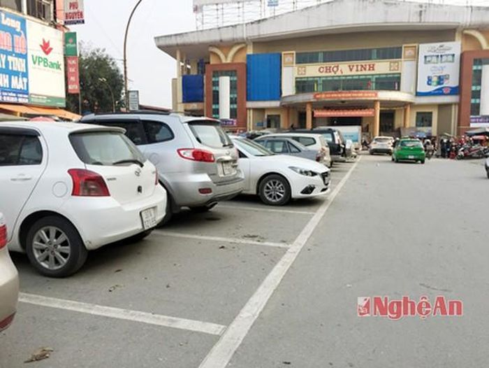 Quá tải bãi đỗ xe, việc dừng đỗ xe giữa lòng đường Cao Thắng được xem là "phương án tối ưu" của BQL Chợ Vinh.