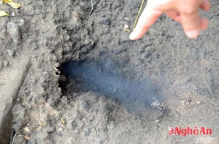 Sau này trong Chiến tranh Việt Nam, do sự hoạt động ráo riết của Không quân Mỹ bếp Hoàng Cầm được áp dụng đại trà và bắt buộc trong các đơn vị Quân đội Nhân dân Việt Nam và Quân Giải phóng miền Nam Việt Nam khi hành quân tác chiến trên các chiến trường. Trong ảnh: Lỗ thông khói của bếp tránh máy bay địch phát hiện.