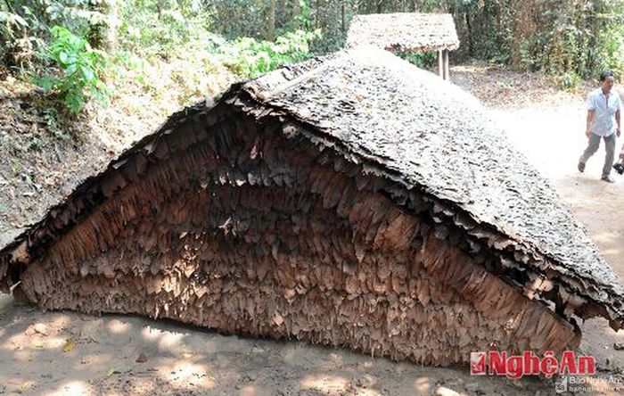 Căn bếp Hoàng Cầm. Bếp Hoàng Cầm ra đời từ chiến dịch Hòa Bình (1951-1952) và rất phổ biến trong chiến dịch Điện Biên Phủ. Đây là một loại bếp dã chiến, có công dụng làm tan loãng khói bếp tỏa ra khi nấu ăn nhằm tránh bị máy bay phát hiện từ trên cao. Bếp mang tên người chế tạo ra nó, một anh nuôi tên là Hoàng Cầm. Ông nguyên là tiểu đội trưởng nuôi quân của Đội trưởng Đội điều trị 8, Sư đoàn 308 Quân đội Nhân dân Việt Nam.