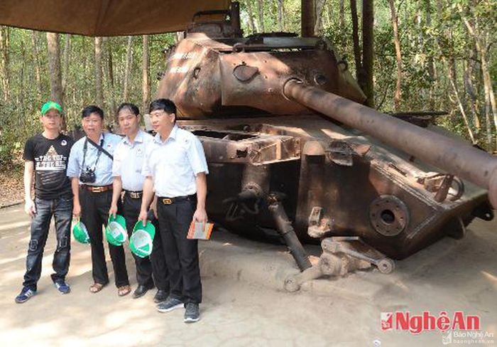 Du khách chụp ảnh cùng xác xe tăng Mỹ bị bắn cháy ở khu vực địa đạo.