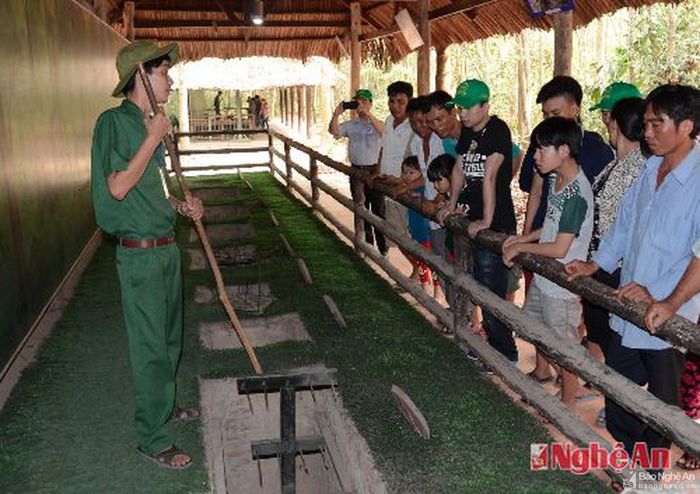 Du khách tham quan các loại bẫy chông bảo vệ địa đạo.
