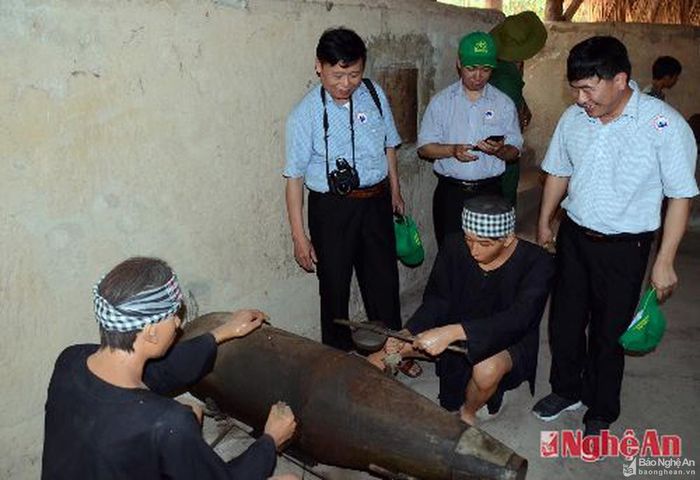Du khách tìm hiểu việc chế tạo vũ khí của quân và dân Củ Chi.