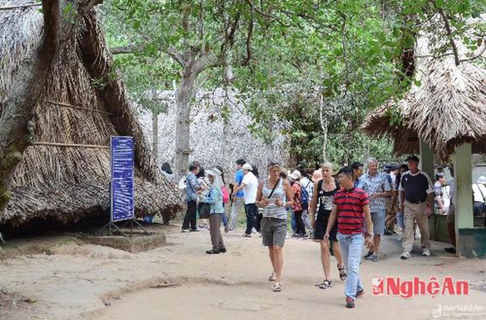 Hàng năm có trên 1 triệu du khách trong và ngoài nước đến tham quan địa đạo; hiểu thêm về ý chí kiên cường, trí thông minh, niềm tự hào của người Việt