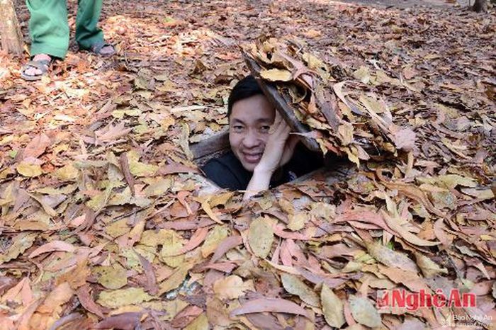 Du khách khám phá nắp hầm bí mật nơi xuống địa đạo.