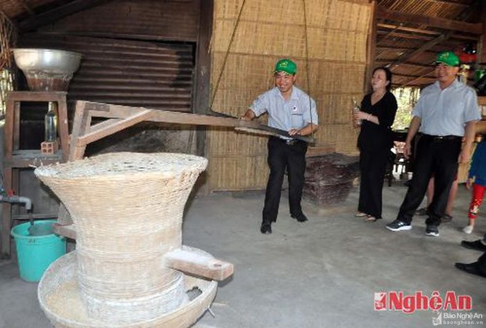Địa đạo có nơi ăn ở, hội họp và chiến đấu. Du khách trải nghiệm việc xay lúa ở khu địa đạo.