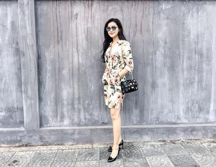 Đối lập phong cách của đàn chị Trương Thị May, á hậu Huyền My duyên dáng trong bộ đầm họa tiết hoa mùa hè bắt mắt. Phụ kiện đi kèm là túi Chanel, giày cao gót, kính gương phù hợp tổng thể.