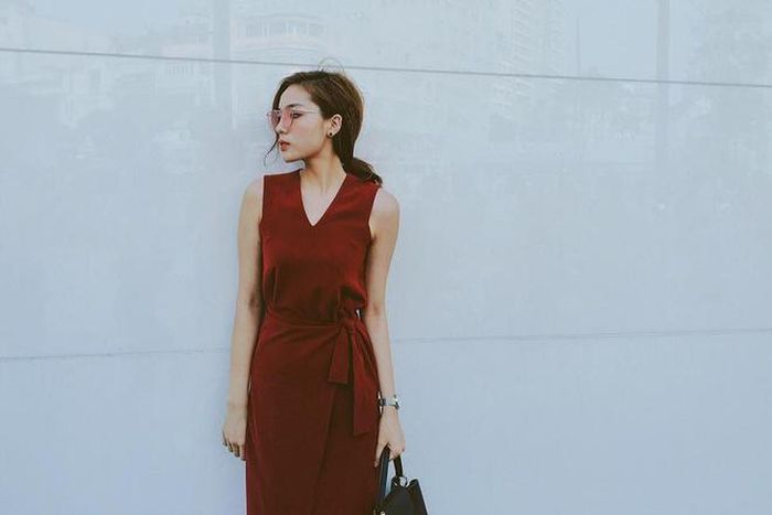 Hoa hậu Kỳ Duyên thể hiện sự nhanh nhạy xu hướng khi chọn thiết kế váy nhung màu đỏ đun. 