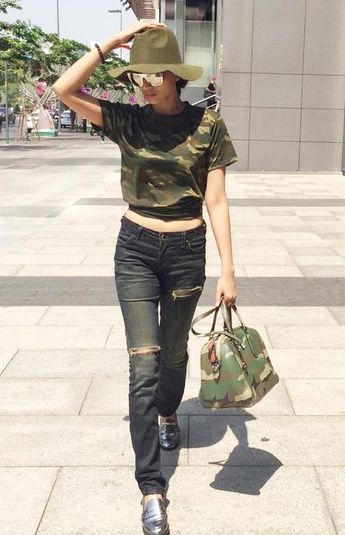 Trương Thị May nổi bật trên đường phố Sài thành với phong cách bụi phủi, cá tính. Cô diện áo thun rằn ri, quần jeans rách, giày nam tính...