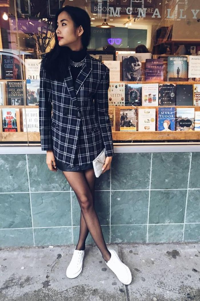 Một ngày khác, quán quân Vietnam's Next Top Model chọn phong cách thanh lịch với áo vest, tất tối màu. Giày bata trắng làm điểm nhấn cá tính. 