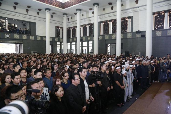 Trong giờ phút mặc niệm, ca khúc 'Ngày hôm qua' được bật lên để tưởng nhớ thủ lĩnh Bức Tường. Ảnh: HD Media.