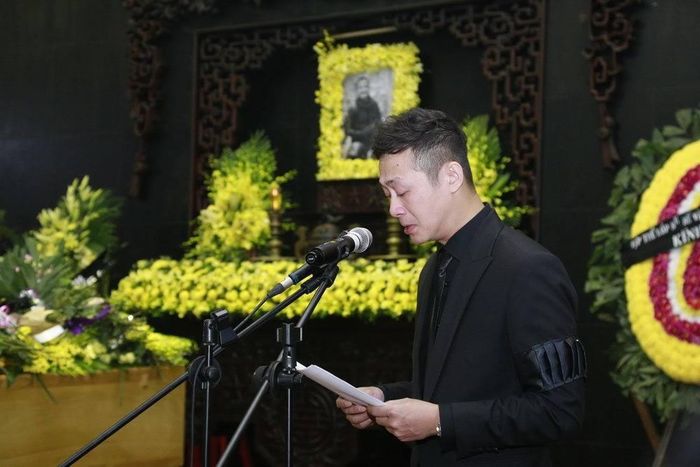 MC Anh Tuấn đã không kìm được nước mắt khi nói lời cuối cùng tiễn đưa người bạn thân. Ảnh: HD Media