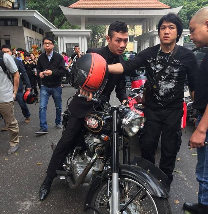 Thể theo nguyện vọng của Trần Lập và vợ, MC Anh Tuấn dẫn đầu đoàn mo-tô diễu hành đưa linh cữu Trần Lập về Công viên Nghĩa Trang Thiên Đức - Huyện Phù Ninh - Tỉnh Phú Thọ. Ảnh: HD Media.