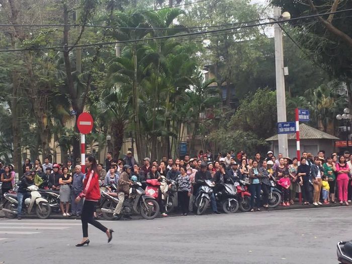 Nhiều người dân đứng bên ngoài nhà tang lễ chờ tiễn đưa Trần Lập. Ảnh: Bá Lục