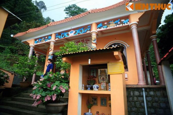 Điều đặt biệt các cô gái được miêu tả rất giống với ba cô gái bị tử nạn lúc trước. Người ta cho rằng vì chết quá trẻ và còn trinh trắng nên oan hồn của ba cô gái lúc trước cứ vất vưởng nơi chân đèo và khi gặp trường hợp tai nạn tương tự nên đã hiển linh giúp đỡ chàng trai trẻ trở thành người duy nhất thoát chết.