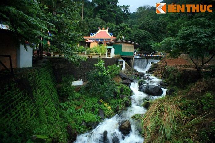 Chuyện kể rằng, trước đây có ba cô gái tên là Loan, Hòa, Thảo là người Bảo Lộc và cả ba cô đều là sinh viên đang học tại Sài Gòn. Vào kỳ nghỉ hè, khi ba cô trên chuyến xe về quê, chạy tới khúc cua này do tài xế chạy nhanh nên bị lật xe và lao xuống vực tử nạn.