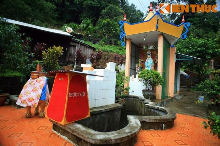 Do chàng trai bị nặng hơn nên thường xuyên được ba cô gái dìu dắt, kéo lên. Khi lên tới mặt đường, do đuối sức, chàng trai đã ngất xỉu. Khi tỉnh dậy, chàng trai thấy mình nằm trong bệnh viện nhưng không thấy ba cô gái kia đâu.