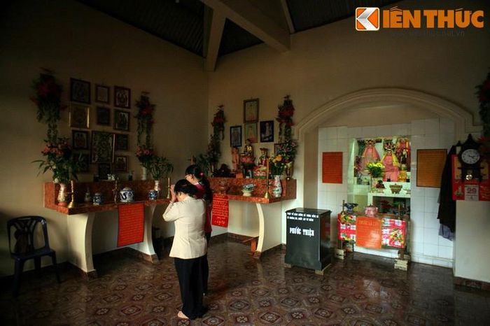 Khi tới con đèo này thấy có nhiều vụ tai nạn thương tâm do địa hình khắc nghiệt nên ông Hà đã dựng miếu để thờ cúng. Lúc đầu miếu Ba Cô chỉ là một ngôi miếu nhỏ nhưng sau đó người dân đã đóng góp nên mới xây ngôi miếu khang trang như bây giờ.