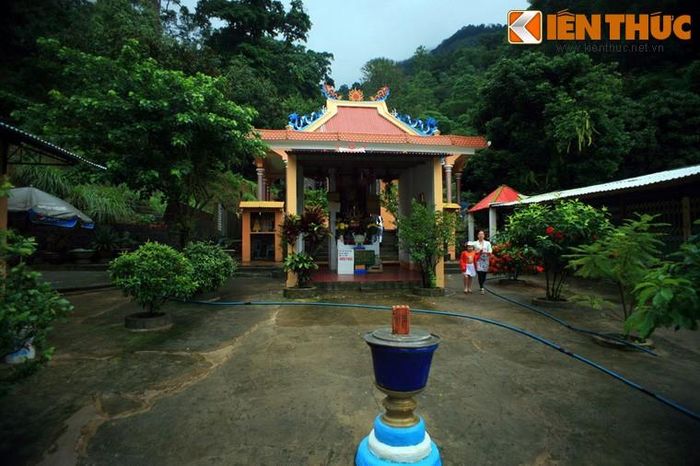 Chàng trai hỏi mọi người thì biết rằng người ta chỉ thấy có mỗi mình chàng nằm bên đường mà không hề thấy có thêm ai cả, và toàn bộ số người còn lại trong đoàn xe đã thiệt mạng, trong đó không có cô gái nào như chàng trai miêu tả.