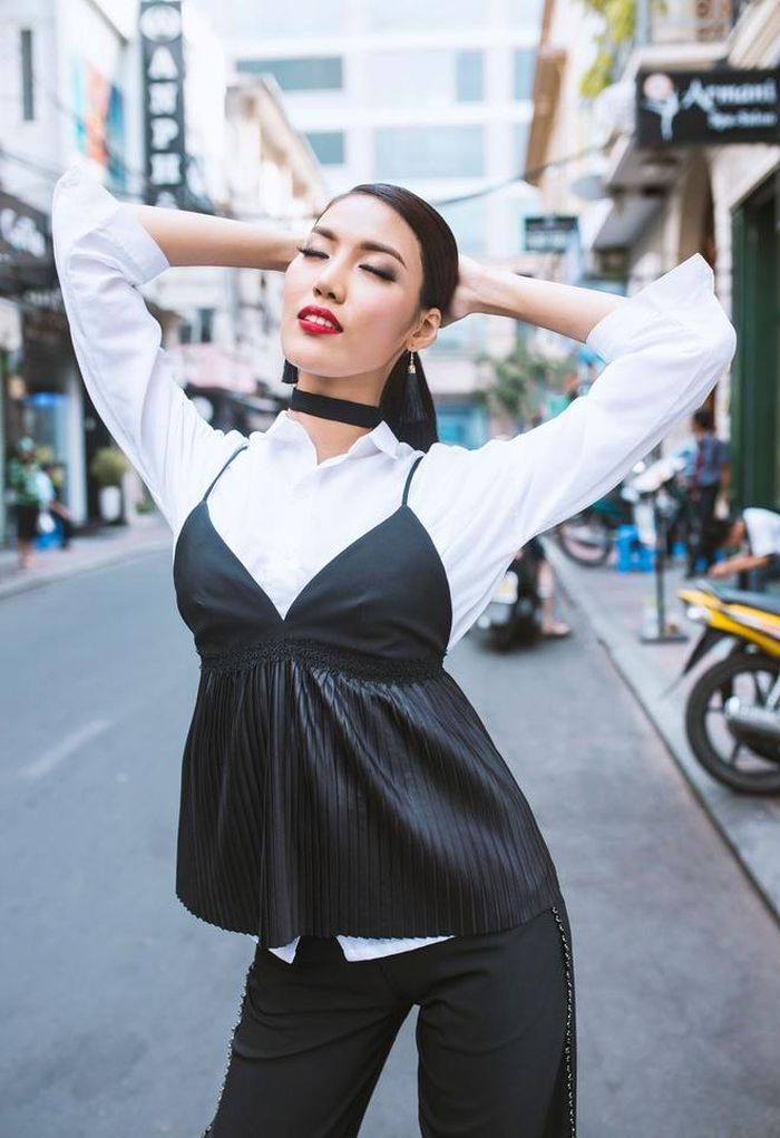 Nếu muốn chọn phong cách táo bạo hơn để xuống phố ngày cuối tuần, bạn hãy tham khảo cách mix áo ngủ "ngược" của Lan Khuê. Đây là kiểu mốt được tín đồ thời trang quốc tế cực kỳ ưa chuộng. 