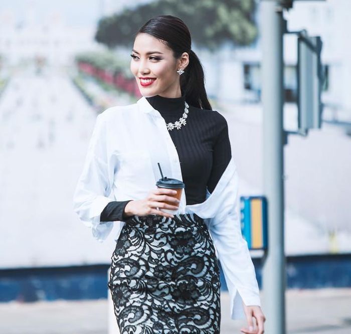 Áo sơ mi trắng cũng là một trong những món đồ cơ bản bạn gái cần có. Với chiếc áo này, bạn có thể mix cùng quần jeans, shorts, chân váy... 