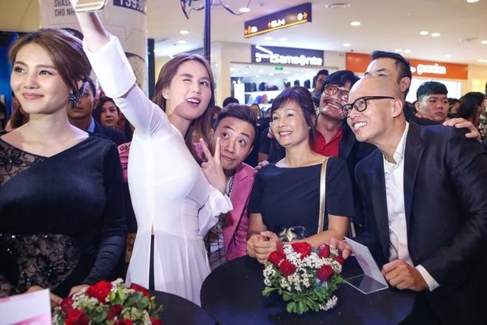 Ngọc Trinh nhí nhảnh selfie cùng các thành viên trong đoàn phim.