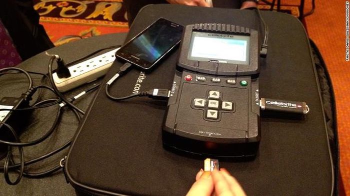 Cellebrite trình diễn công nghệ hack smartphone tại triển lãm CTIA 2013.
