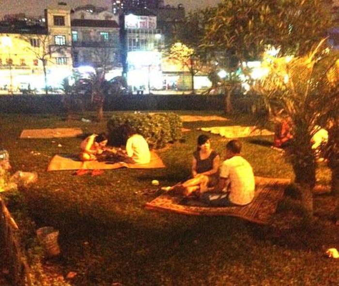 Những thảm cỏ bị “hô biến” thành quán trà đá