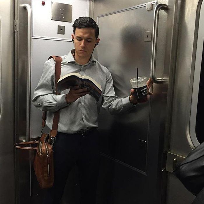 Năm 2014, một nhóm bạn trẻ sống tại New York (Mỹ) lập tài khoản mang tên Hot Dudes Reading (tạm dịch: Trai đẹp đọc sách) trên Instagramn với lời đề tựa: "Ảnh của các anh chàng đẹp trai và mê đọc sách mà chúng tôi bắt gặp ở mọi nơi: Tàu điện, xe bus, quán cà phê, trên phố". Chưa đầy hai năm, tài khoản này đã thu hút hơn 800.000 người theo dõi.