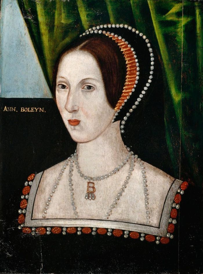 Sau khi sinh một hài nhi chết yểu, Anne Boleyn bị triều đình điều tra vì những cáo buộc có quan hệ bất chính với những cận vệ nam. Sau cùng, Anne Boleyn bị kết tội ni hỗn với vua, phạm đến uy tín của vua, và thông dâm với quan hầu. Kết quả là ngày 18/5/1536, tòa xử Anne Boleyn bị chặt đầu. Bà trở thành nữ hoàng Anh đầu tiên bị xử tử công khai. Ngay ngày hôm sau, vua Henry VIII cử hành hôn lễ với Jane Seymour.