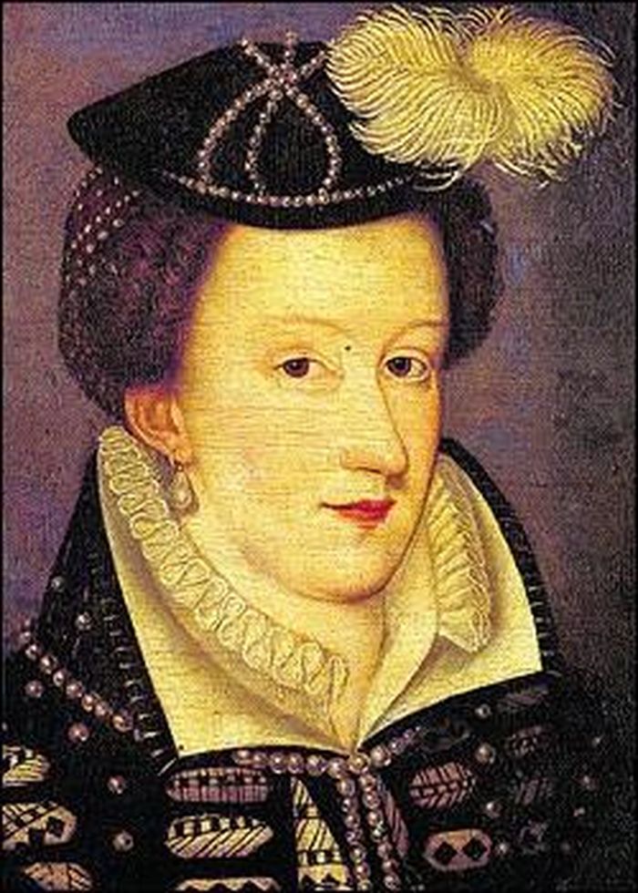 Tuy nhiên, Nữ hoàng Elizabeth I coi Mary Stuart là một đối thủ nguy hiểm nên đã tống giam bà 19 năm ở pháo đài Carlisle. Nữ hoàng Mary Stuart bị cho là có liên quan đến những âm mưu chống lại Nữ hoàng Elizabeth I nên bị kết án tử hình. Nữ hoàng Mary Stuart bị chặt đầu ngày 8/2/1587.