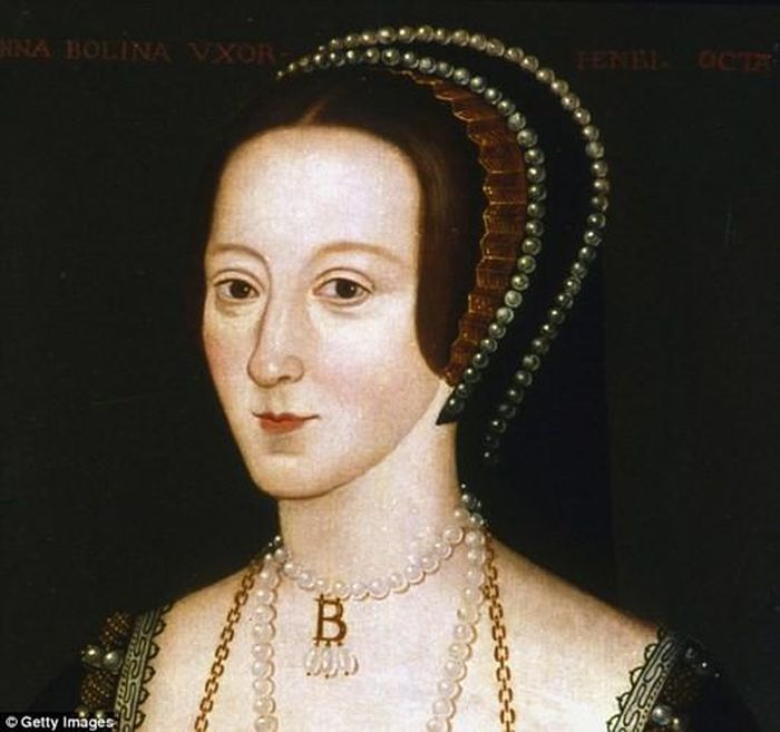 Vì tình yêu say đắm dành cho Anne Boleyn nên vua Henry VIII ly khai nhà thờ Anh ra khỏi Tòa Thánh La Mã, phế truất Giáo hoàng Anh và tự lập riêng dòng Thiên chúa giáo Anh quốc, cho phép các cặp vợ chồng được quyền ly dị. Ngay sau khi đưa ra quyết định quan trọng này, vua Henry VIII ly dị hoàng hậu Catherine để cưới Anne Boleyn.