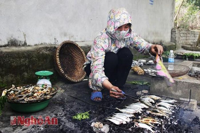Để giữ lại hương vị tươi ngon nhất, khi vừa được chuyển từ biển về, cá trích được các hộ dân nướng ngay. Khách hàng có thể mua cá trích nướng tại các hàng quán dọc bờ biển Diễn Kim với mức giá từ 20.000-25.000 đồng/kg.