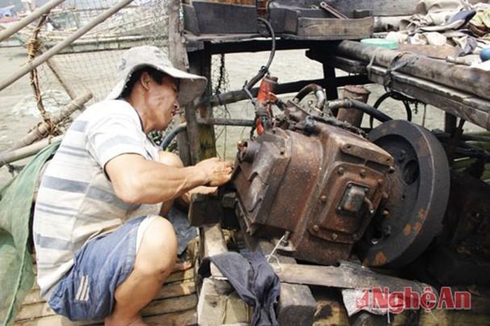 Những người đàn ông kiểm tra máy móc cho chuyến biển tiếp theo.