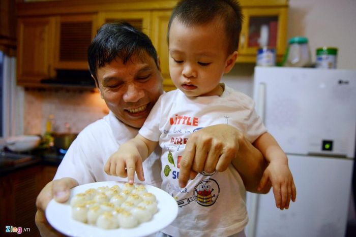 Đĩa bánh trôi thơm ngon đã hoàn thành. Món ăn có vị thơm mát từ gạo, ngọt thanh từ mật mía.