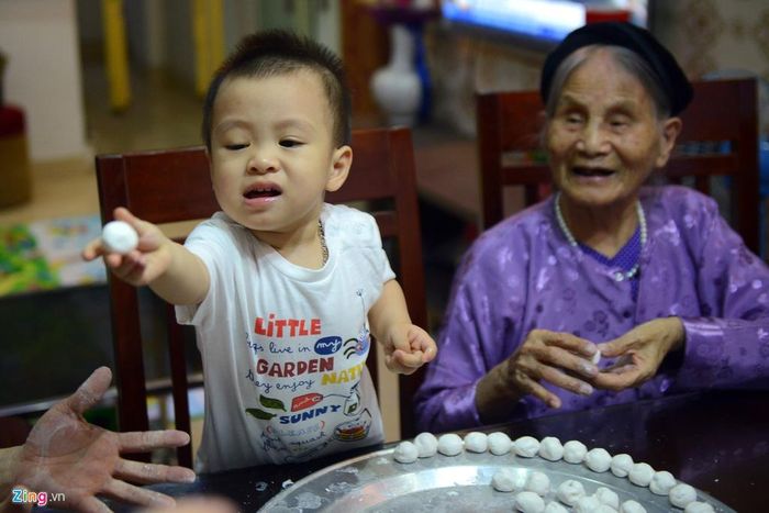Cháu bé nhỏ tuổi nhất trong gia đình vừa nặn hoàn thành một viên bánh trôi tròn xoe liền khoe với cả nhà. 