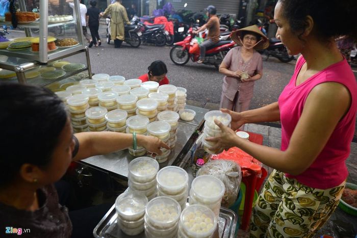 Các hàng bánh trôi trên phố chợ Hàng Bè cũng chuẩn bị số lượng khá lớn chờ phục vụ khách hàng.