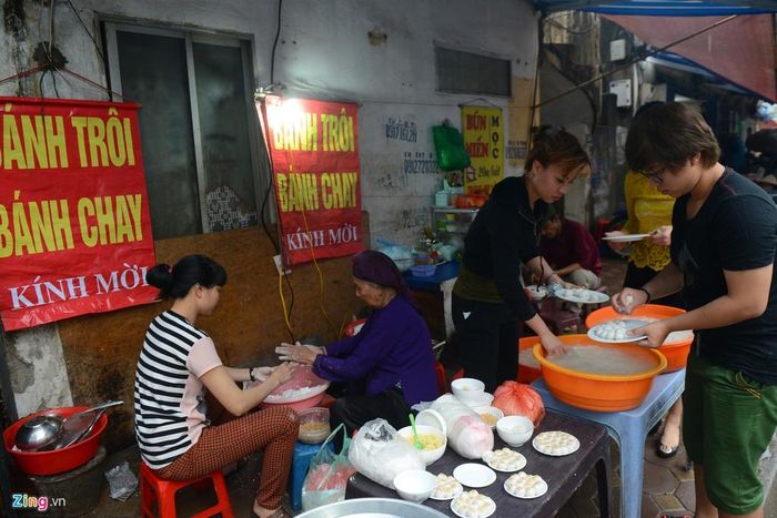 Một góc chợ trên phố Thanh Báo lúc 7h sáng 9/4, các hàng quán bánh trôi, chay tăng cường nhân lực sản xuất hàng phục vụ nhu cầu của những gia đình không có thời gian tự làm.
