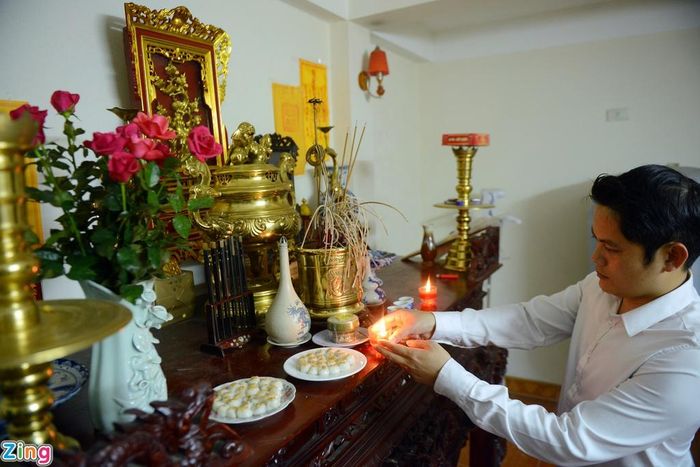 Anh Hưng, cháu của cụ Nghĩa dâng hai đĩa lên ban thờ thắp hương tổ tiên. Đây cũng là lễ nghi của nhiều gia đình khác tại miền Bắc tiến hành vào sáng mùng 3/3 âm lịch. 